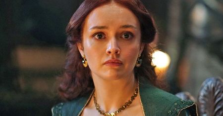"Ród Smoka". Olivia Cooke w odważnej sesji. Reklamuje bieliznę Rihanny