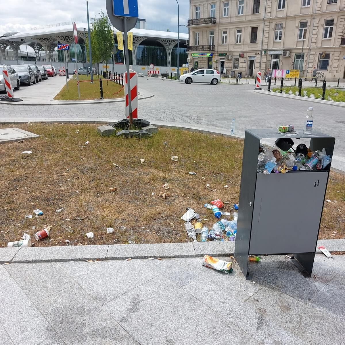 Przepełnione kosze i zalegające śmieci na ul. 1 Maja