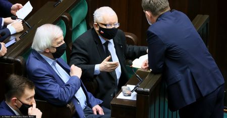 Burza wokół projektu PiS. Konsternacja w Pałacu, "ziobryści" oburzeni