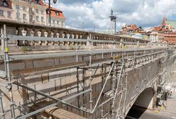 Warszawa. Rok od uszkodzenia rozpoczęła się naprawa balustrady nad trasą W-Z