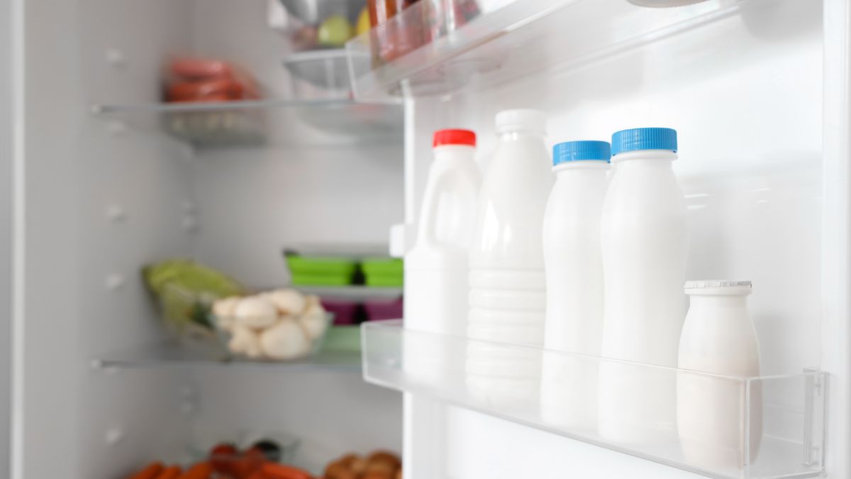 Dlaczego nie przechowywać mleka na drzwiach lodówki?