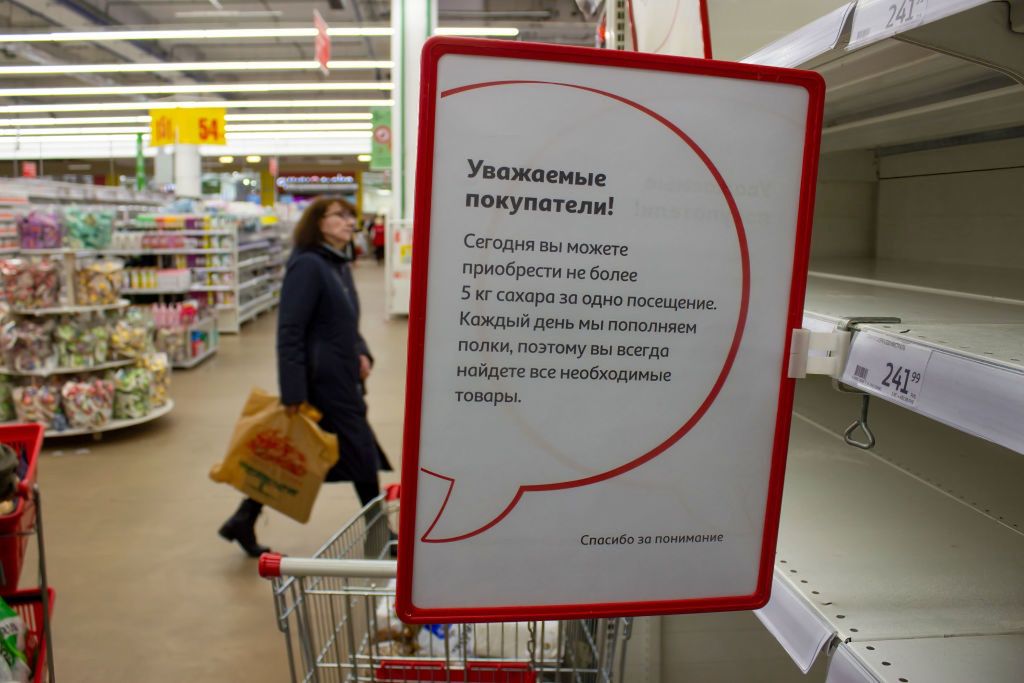 A sign saying that the supermarket limits sales of sugar toMOSCOW, RUSSIA - 2022/03/23: A sign saying that the supermarket limits sales of sugar to 5 kilograms to each customer a day is seen in a supermarket in Moscow. There has been shortages of women's sanitary pads, diapers, and sugar after many foreign brands announced they were suspending their operations in Russia in light if the country's military operation in Ukraine. Besides these categories of goods, there has been no shortages of other fast-moving consumer goods in supermarkets in Russia. (Photo by Vlad Karkov/SOPA Images/LightRocket via Getty Images)SOPA Imageseconomy in russia, empty shelves, moscow, shortages, shortages in russia, supermarkets, sugar