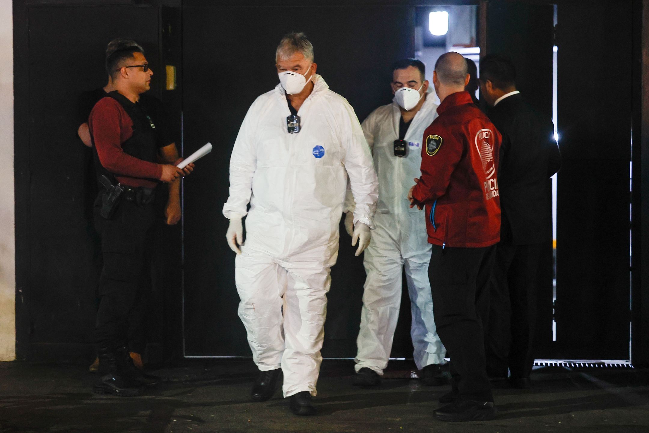 Forensic doctors leave the hotel where former member of the band One Direction, Liam Payne, died, in Buenos Aires, Argentina, 16 October 2024 (issued 17 October 2024). Liam Payne, former member of the British band One Direction, died on 16 October in Buenos Aires after falling from the third floor of a hotel, according to police. EPA/JUAN IGNACIO RONCORONI Dostawca: PAP/EPA.