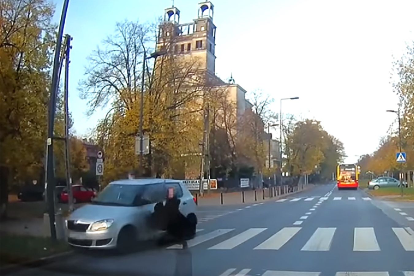 Potrącił staruszkę. Wstała i poszła do kościoła. Nagranie przeraża