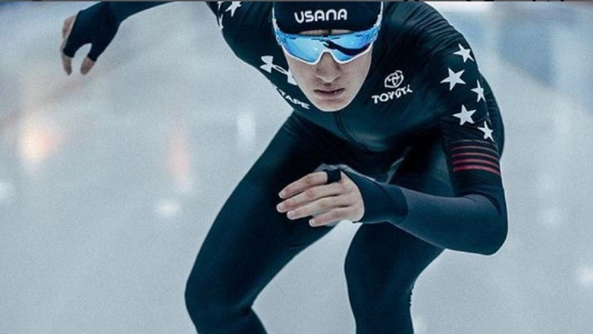 Casey Dawson na torze łyżwiarskim