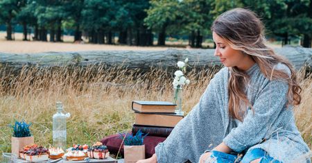 Śniadanie na trawie? Podpowiadamy, co przyda się podczas pikniku