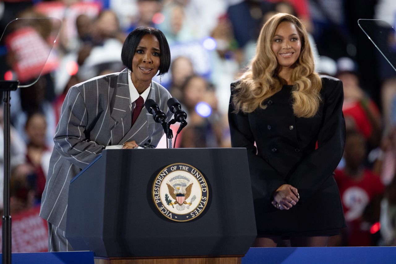 US singers Kelly Rowland (L) and Beyonce (R) speak during a campaign rally for US Vice President and Democratic presidential nominee Kamala Harris, at the Shell Energy Stadium in Houston, Texas, USA, 25 October 2024. Harris is running against former US president and Republican presidential nominee Donald Trump and the United States will hold its election on 05 November 2024. EPA/CARLOS RAMIREZ Dostawca: PAP/EPA.