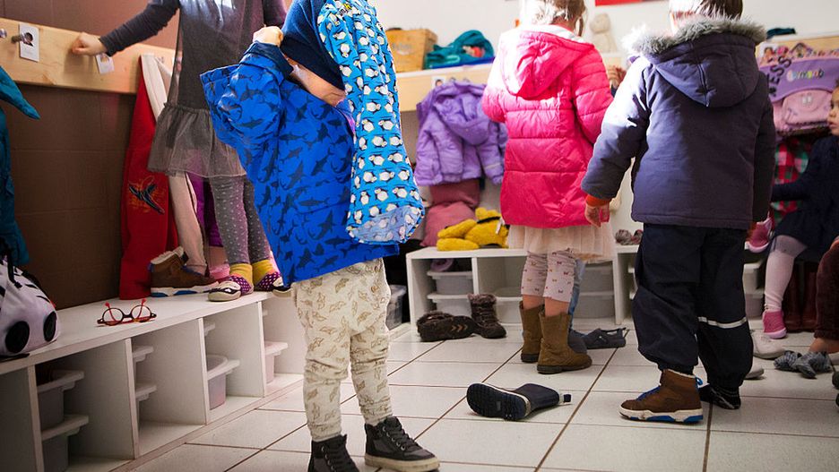 Rodzice "przemycają" chore dzieci do żłobków i przedszkoli. Pakują im leki "na wynos"