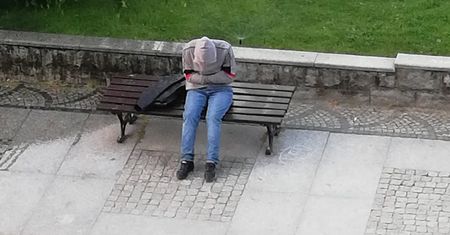 Siedzi na ławce od kilku dni, nie ma się gdzie podziać. Nikt nie potrafi pomóc