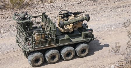 Robot przedarł się przez zabezpieczenia. Maszyna sparaliżowała działanie lotniska NATO