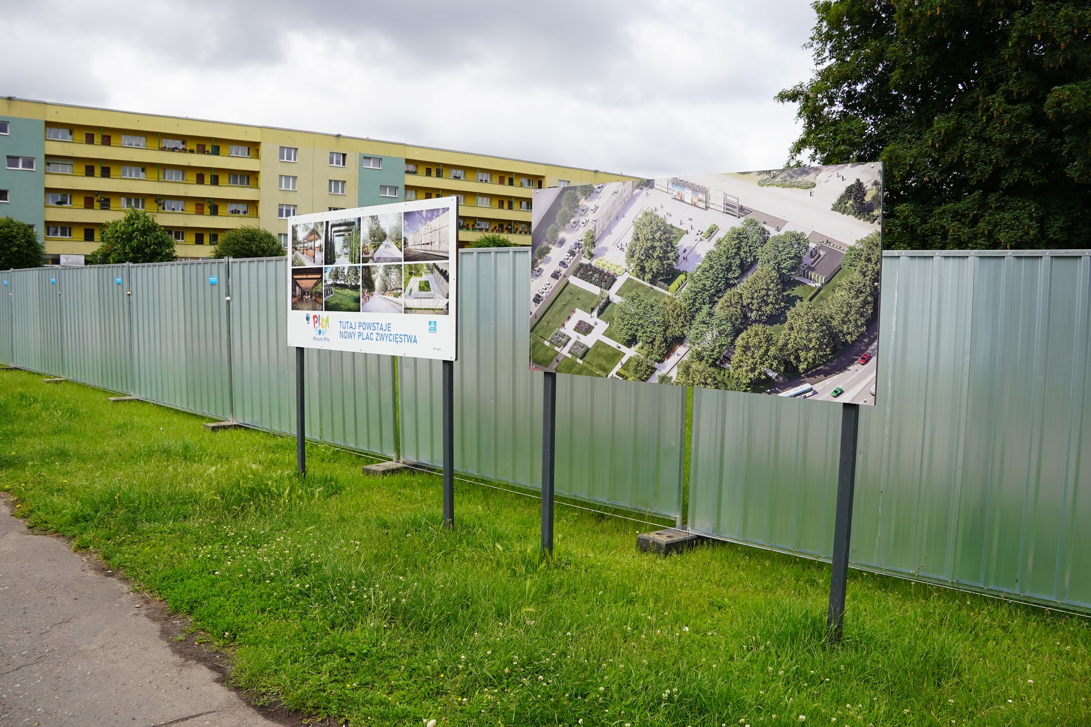 Plac Zwycięstwa w Pile, płot