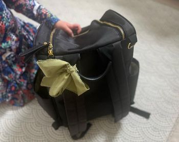 Co oznacza wstążka na torebce? W ten sposób kobiety wysyłają sygnał