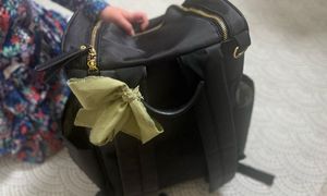 Wiążą wstążkę na torbie. To ważny sygnał wysyłany przez kobiety