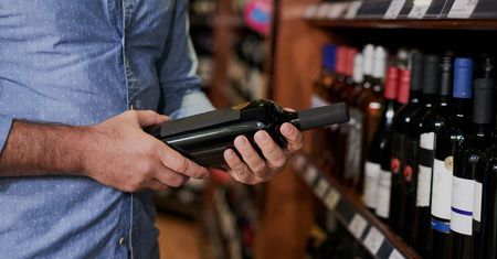 Droższy alkohol i słodzone napoje. Nawrocki się nie zgadza