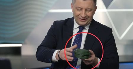 Z atrapą miny przyszedł do studia. Polityk zaskoczył na początku rozmowy