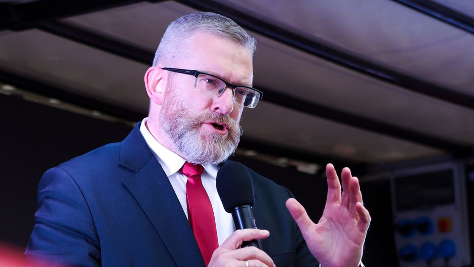 Grzegorz BraunWarszawa, 16.05.2025. Wybory Prezydenta RP 2025 - kampania. Europose�, kandydat w zbli�aj�cych si� wyborach na fotel prezydenta RP Grzegorz Braun podczas spotkania podsumowuj�cego kampani� wyborcz�, 16 bm. na Placu Zamkowym w Warszawie. (jm) PAP/Szymon PulcynSzymon Pulcynkampania, kampania prezydencka 2025, kampania wyborcza, kandydat, konferencja, polityk, polityka, prezydencka, spotkanie, wizyta polityk, wybory prezydenckie, wybory prezydenckie 2025