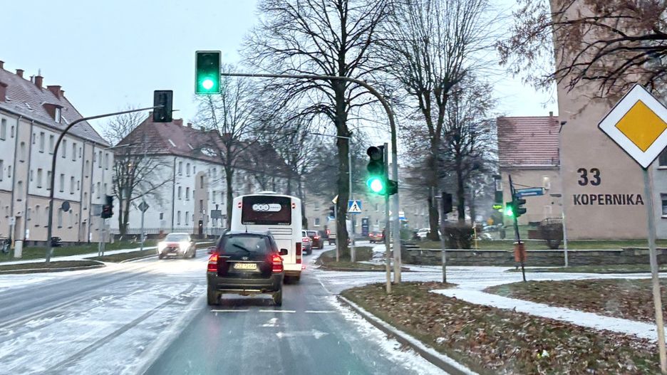 fot. iszczecinek.pl / Korki na Cieślaka w Szczecinku po ponownym uruchomieniu sygnalizacji świetlnej.