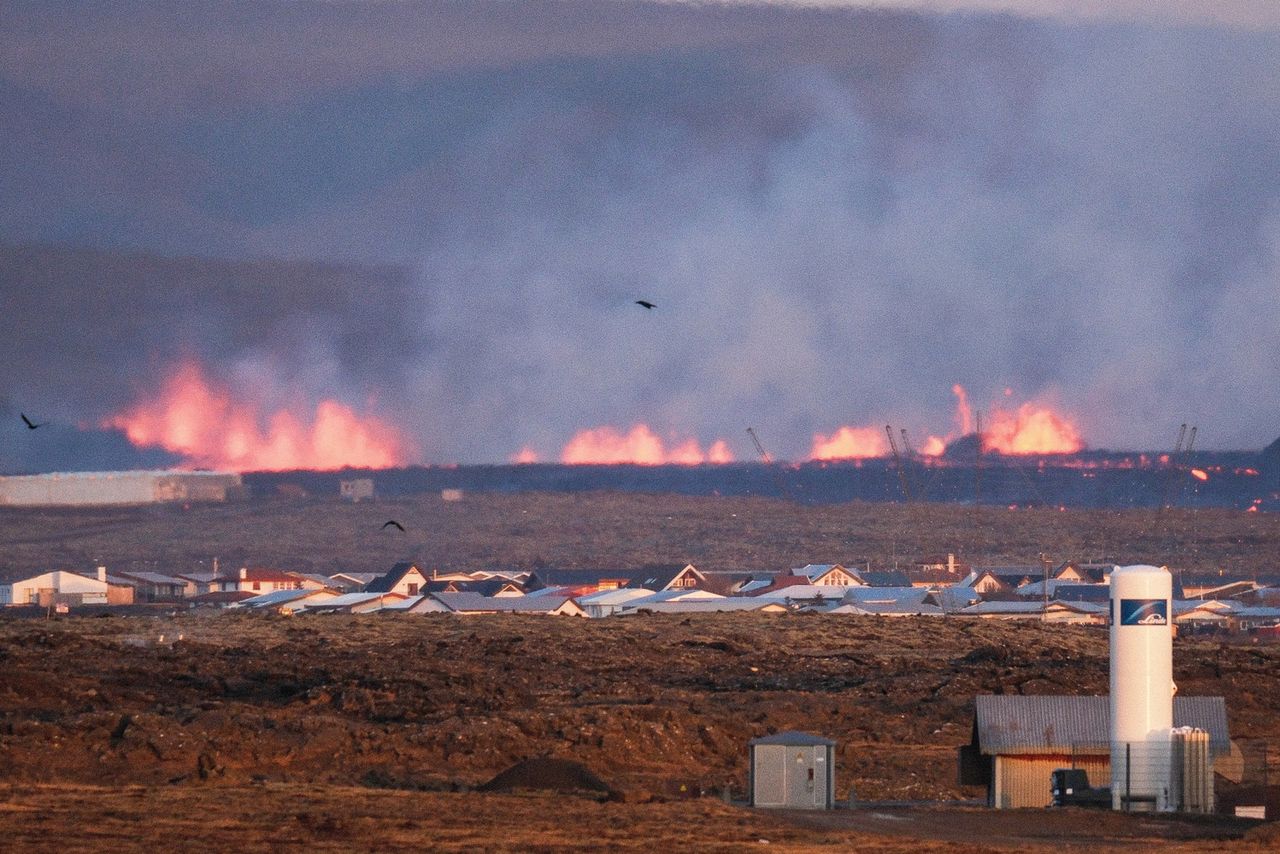 The lava invaded the city. Houses are burning.