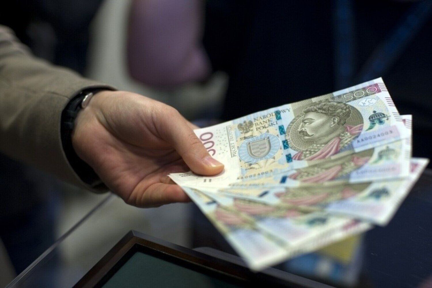Emeryturę honorową ZUS przyznaje każdej osobie, która skończyła 100 lat. Nie podlega ona żadnym zmianom czy waloryzacji i wypłacana jest do końca życia danej osoby zawsze w identycznej wysokości. Warto jednak mieć na uwadze, że jej wysokość zmienia się co rok a finalna kwota zależy od kwoty od kwoty bazowej obowiązującej w dniu setnych urodzin świadczeniobiorcy.