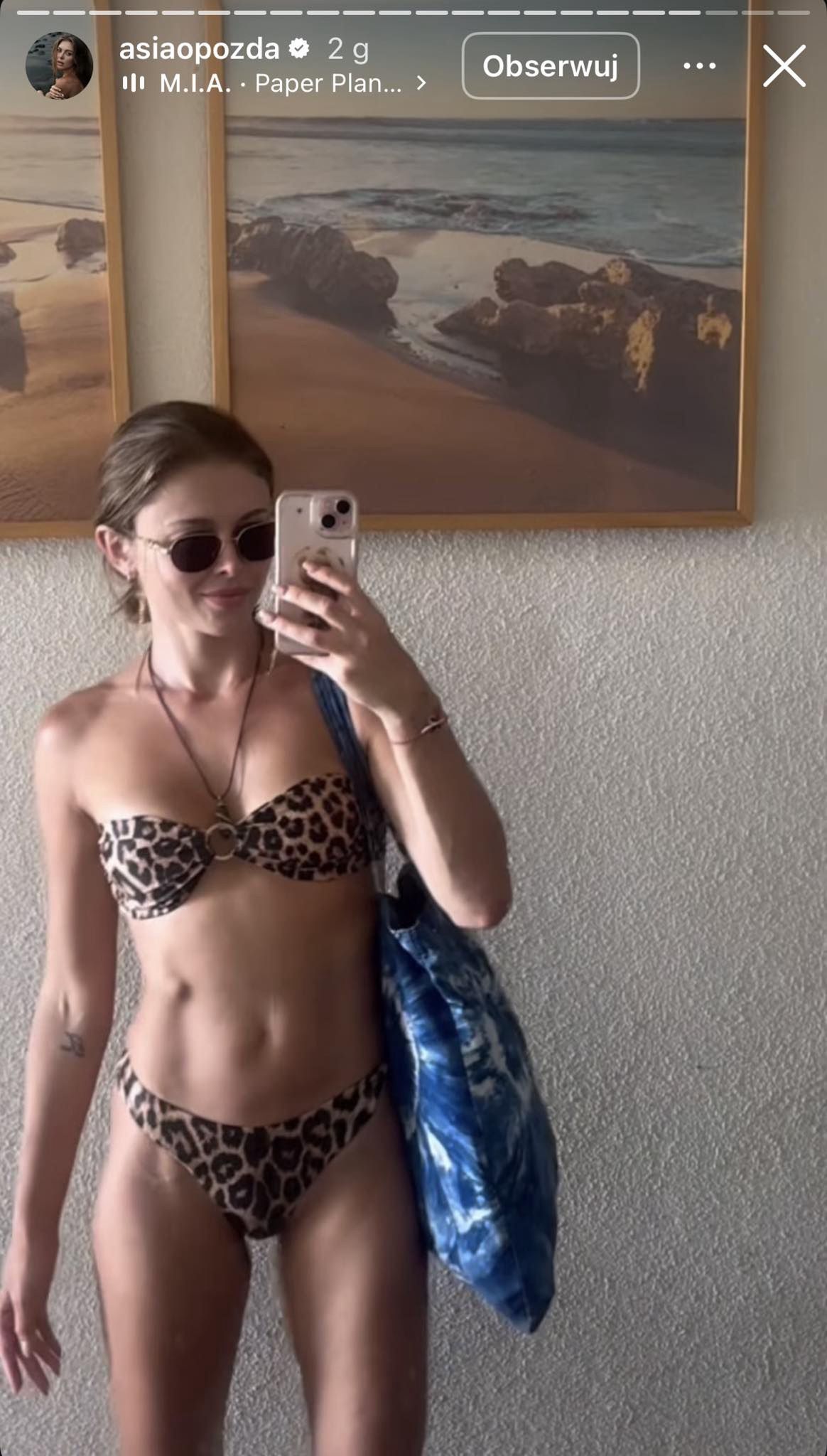 Joanna Opozda pozuje przed lustrem w bikini 