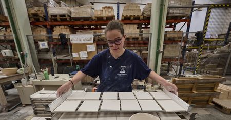 Polska branża ceramiczna na krawędzi. Walczy z płytkami z Indii. "Podnoszą larum"