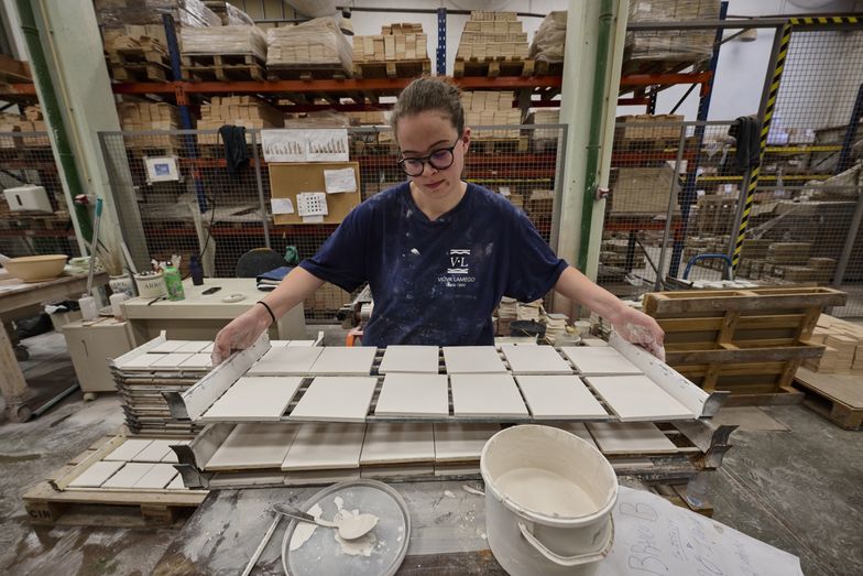 Polska branża ceramiczna na krawędzi. Walczy z płytkami z Indii. "Podnoszą larum"