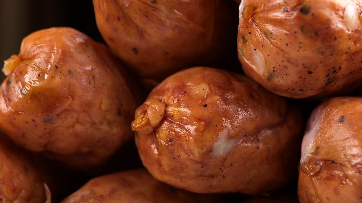 Istnieje prosty sposób na szybkie ściągnięcie skórki z kiełbasy