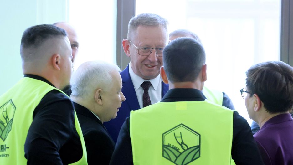 Jarosław Kaczyński i Robert Telus z rolnikami z "Orki"