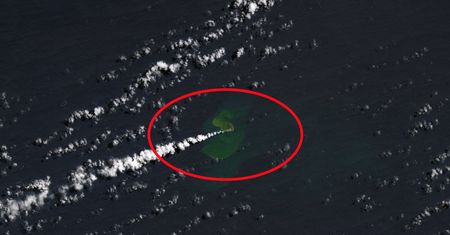 Wyłoniła się spod wody. Satelity potwierdzają - nadal rośnie