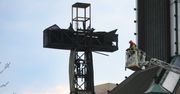 W Warszawie spłonął krzyż papieski. Policja podała wstępne przyczyny