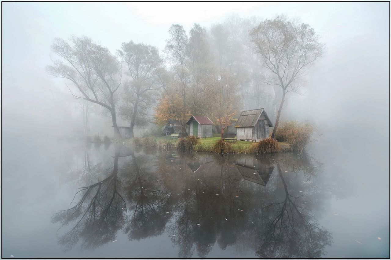 Zdjęcia wioski owianej tajemniczą mgłą wyrażają osobowość Gabora Dvornika
