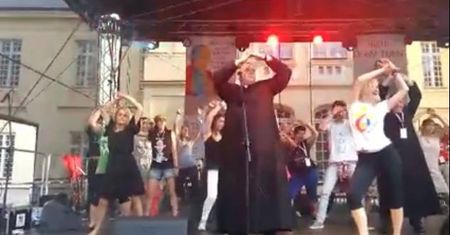 Księża z Radzynia Podlaskiego wymiatają na scenie [WIDEO]