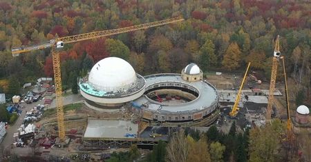 Chorzów. Przebudowa planetarium trwa, właśnie zamontowano kapsułę czasu