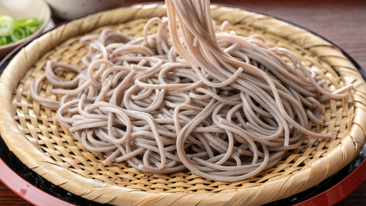 Makaron soba - makaron z mąki gryczanej z kuchni azjatyckiej