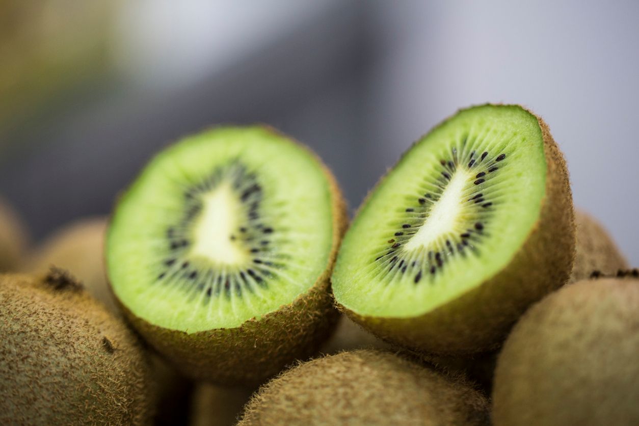 Dlaczego warto jeść kiwi na czczo? Właściwości zdrowotne