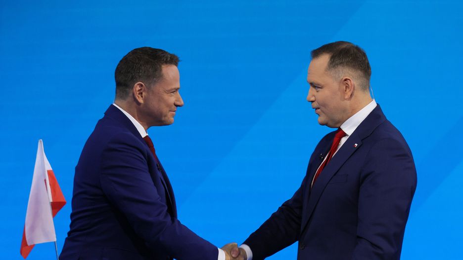 Warszawa, 23.05.2025. Wybory Prezydenta RP 2025 - kampania przed II turą. Kandydat Komitetu Obywatelskiego, popierany przez PiS prezes IPN Karol Nawrocki (P) i kandydat KO w wyborach prezydenta RP, prezydent Warszawy Rafał Trzaskowski (L) na debacie przed II turą wyborow prezydenta RP, transmitowanej przez trzy ogólnopolskie stacje ? TVP, TVN i Polsat, w Warszawie, 23 bm. (ad) PAP/Paweł Supernak