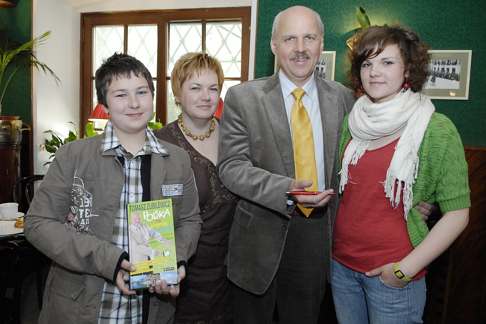 Tomasz Zubilewicz z żoną, synem i córką w 2007 roku