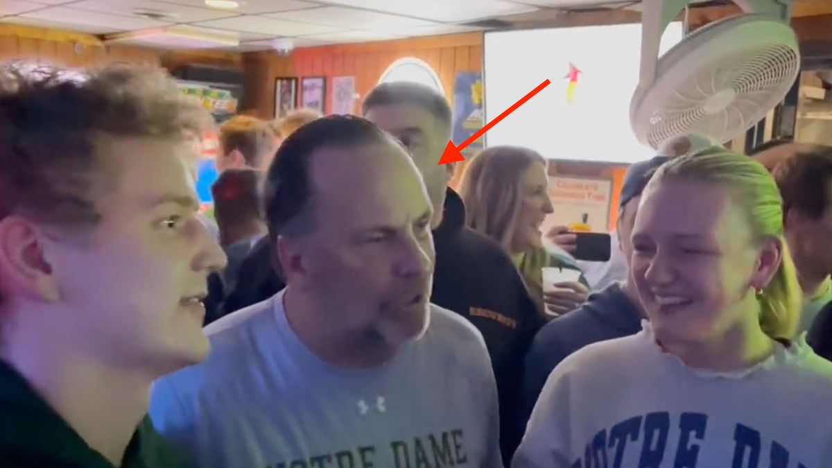 Trener Notre Dame z kibicami