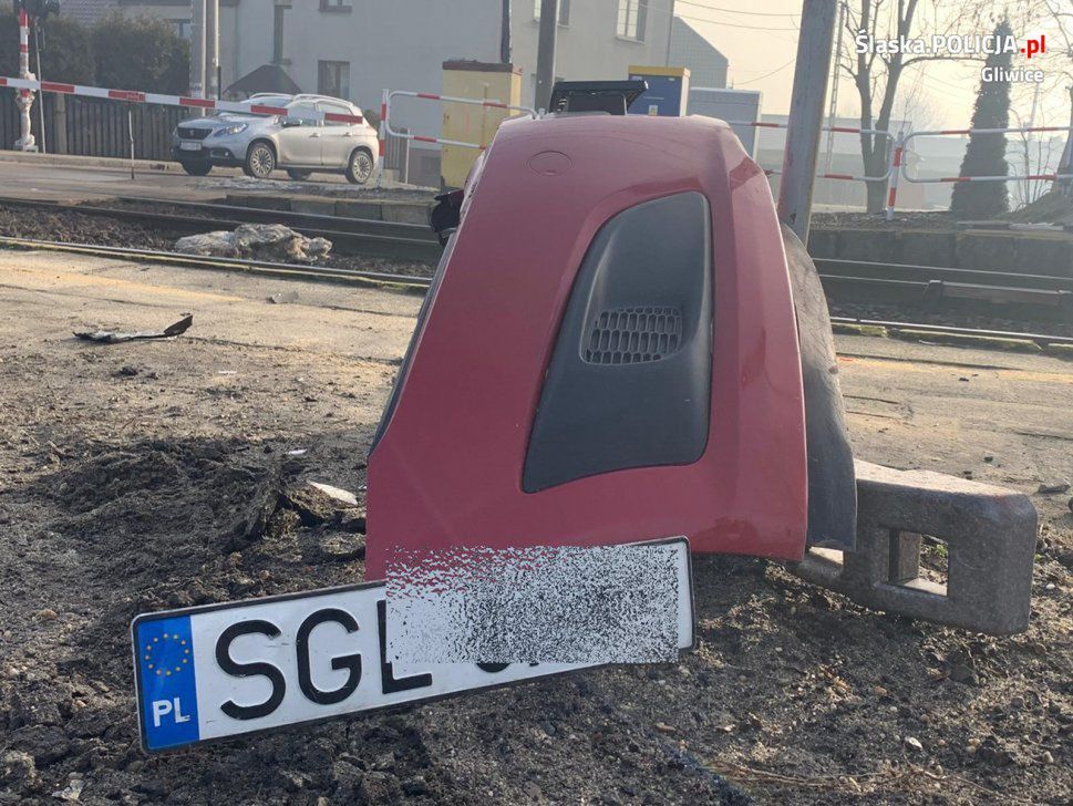 Śląskie. 50-letni kierowca w Gierałtowicach wjechał na strzeżony przejazd kolejowy i doprowadził do zderzenia z pociągiem.