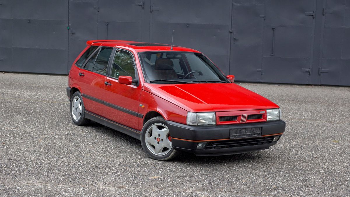 Fiat Tipo Sedicivalvole z 1991 r. trafił na aukcję. Do odbioru w Polsce