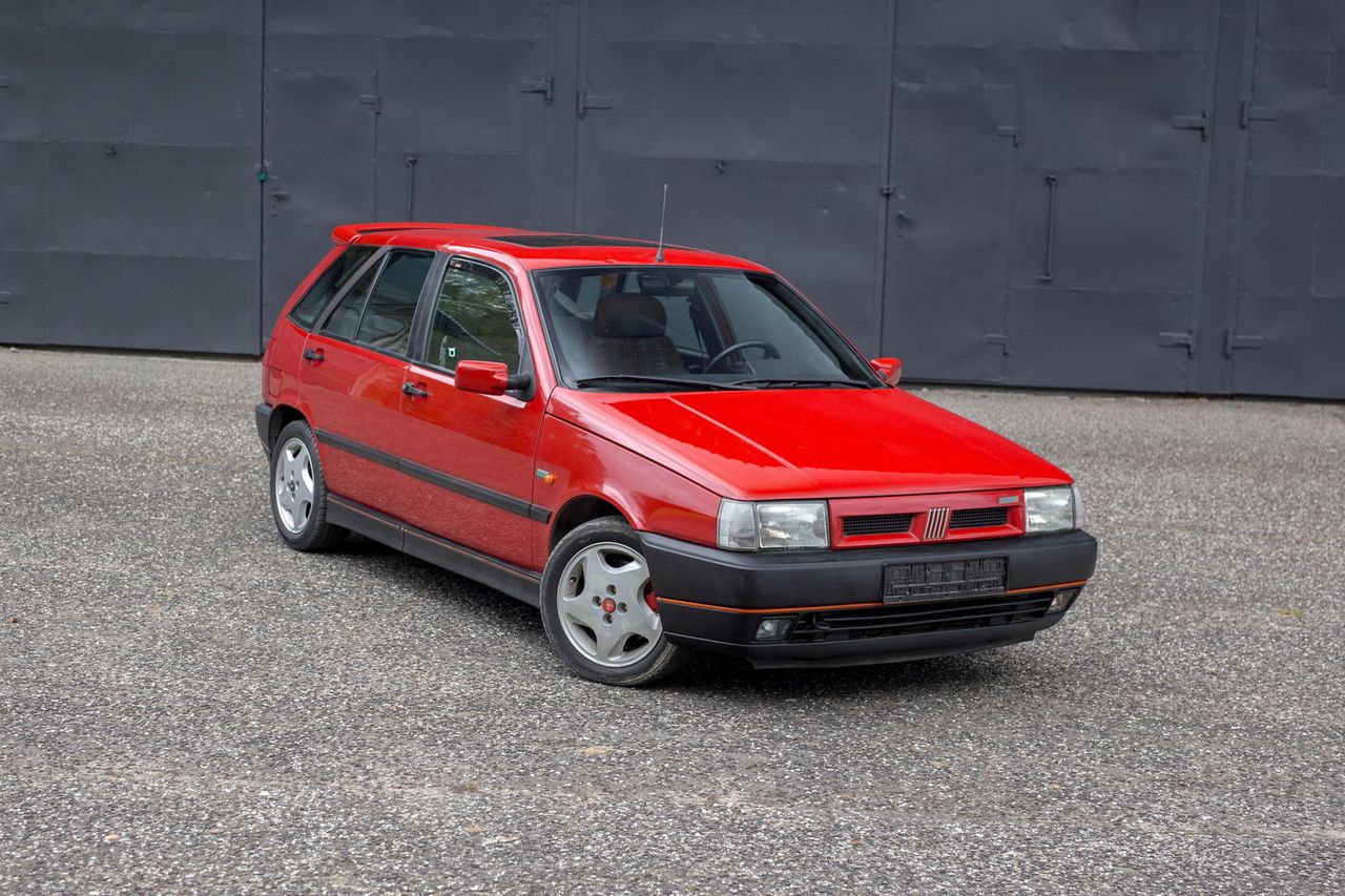Fiat Tipo Sedicivalvole z 1991 r. trafił na aukcję. Do odbioru w Polsce