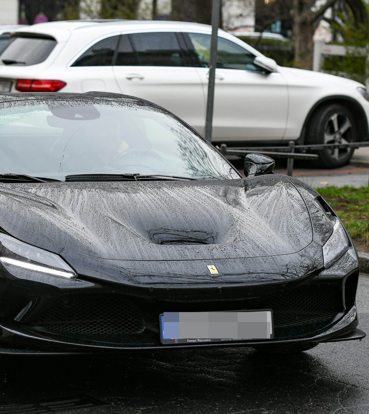 Patryk Vega wsiada do ferrari