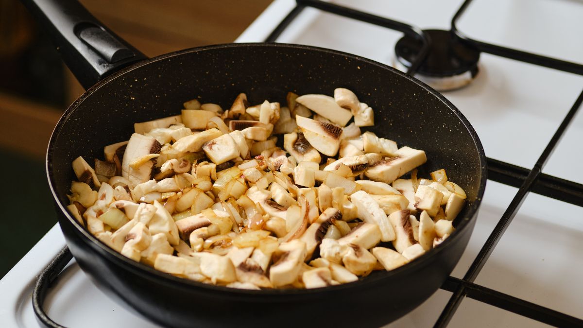 Jak smażyć pieczarki, żeby nie puszczały wody?