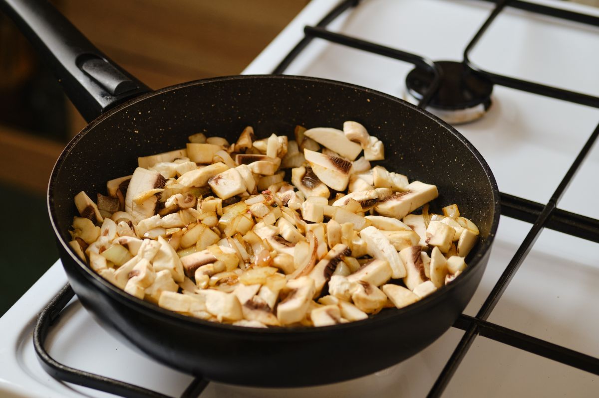 How to fry mushrooms so that they don't release water?