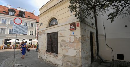 Miasto sprzedało najmniejszy budynek w Warszawie. Taniej niż mikrokawalerka