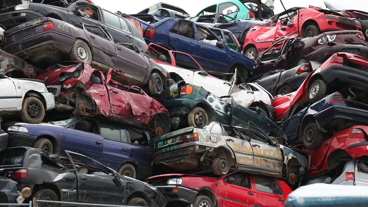 Najprościej jest zezłomować auto, ale nie zawsze się tak robi.