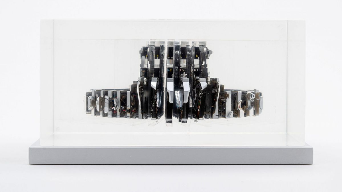 Za pomocą piły tworzy rzeźby z aparatów 1