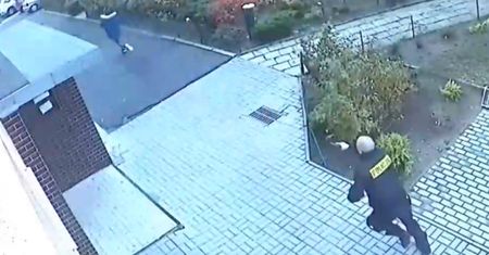 Policjant strzelił w plecy 21-latka. Jest nagranie z monitoringu