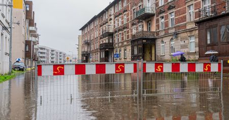 "Pij tylko wodę butelkowaną". Alert RCB dla dwóch województw