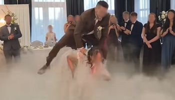 Podbili sieć. Wszyscy patrzą na tych nowożeńców. 240 tys. odsłon